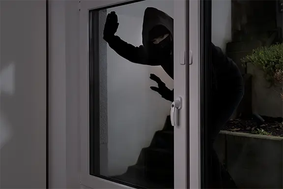 Einbrecher am Fenster