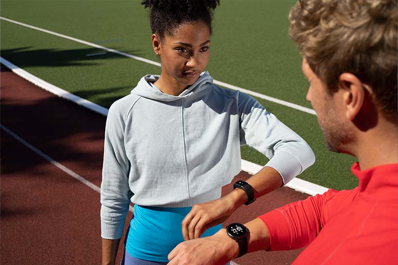 Fitness-Tracker und Smartwatch nebeneinander